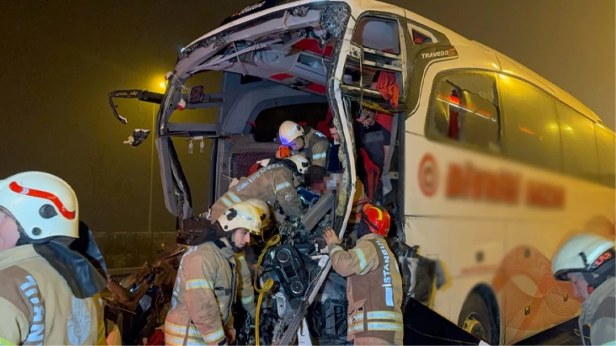 Kuzey Marmara Otoyolu’nda yolcu otobüsü önce bariyere sonra tıra çarptı! Şoför dahil 19 kişi yaralandı