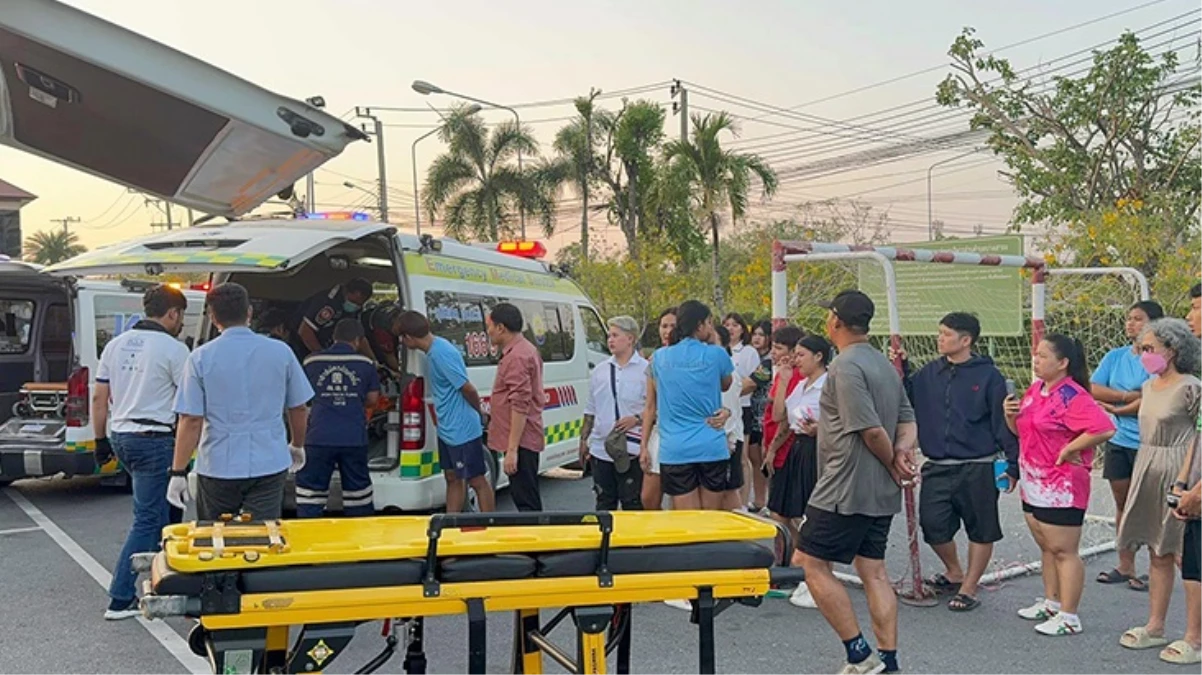 Üzerine kale direği devrilen genç kız hayatını kaybetti