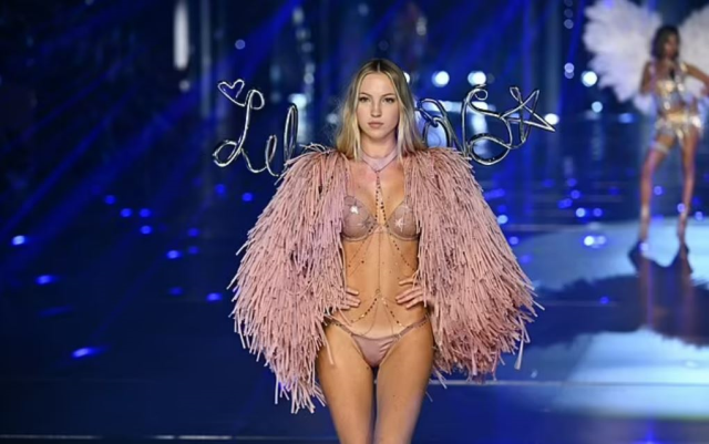 Model Kate Moss ve kızı Lila, Victoria's Secret defilesinde podyumu salladı