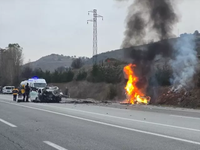 Katliam gibi kaza! İki otomobilin çarpışması sonucu 5 kişi yaşamını yitirdi