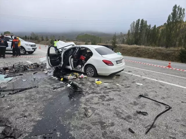 Katliam gibi kaza! İki otomobilin çarpışması sonucu 5 kişi yaşamını yitirdi