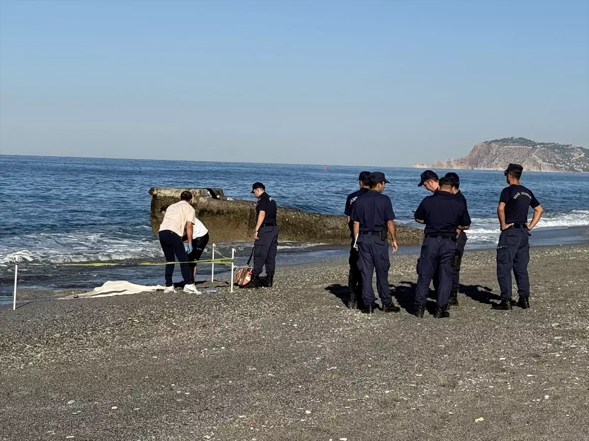Antalya’da sahilde erkek cesedi bulundu