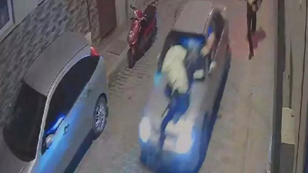 Kendisine ‘dur’ ihtarında bulunan polisi, 300 metre kaputunda götürdü