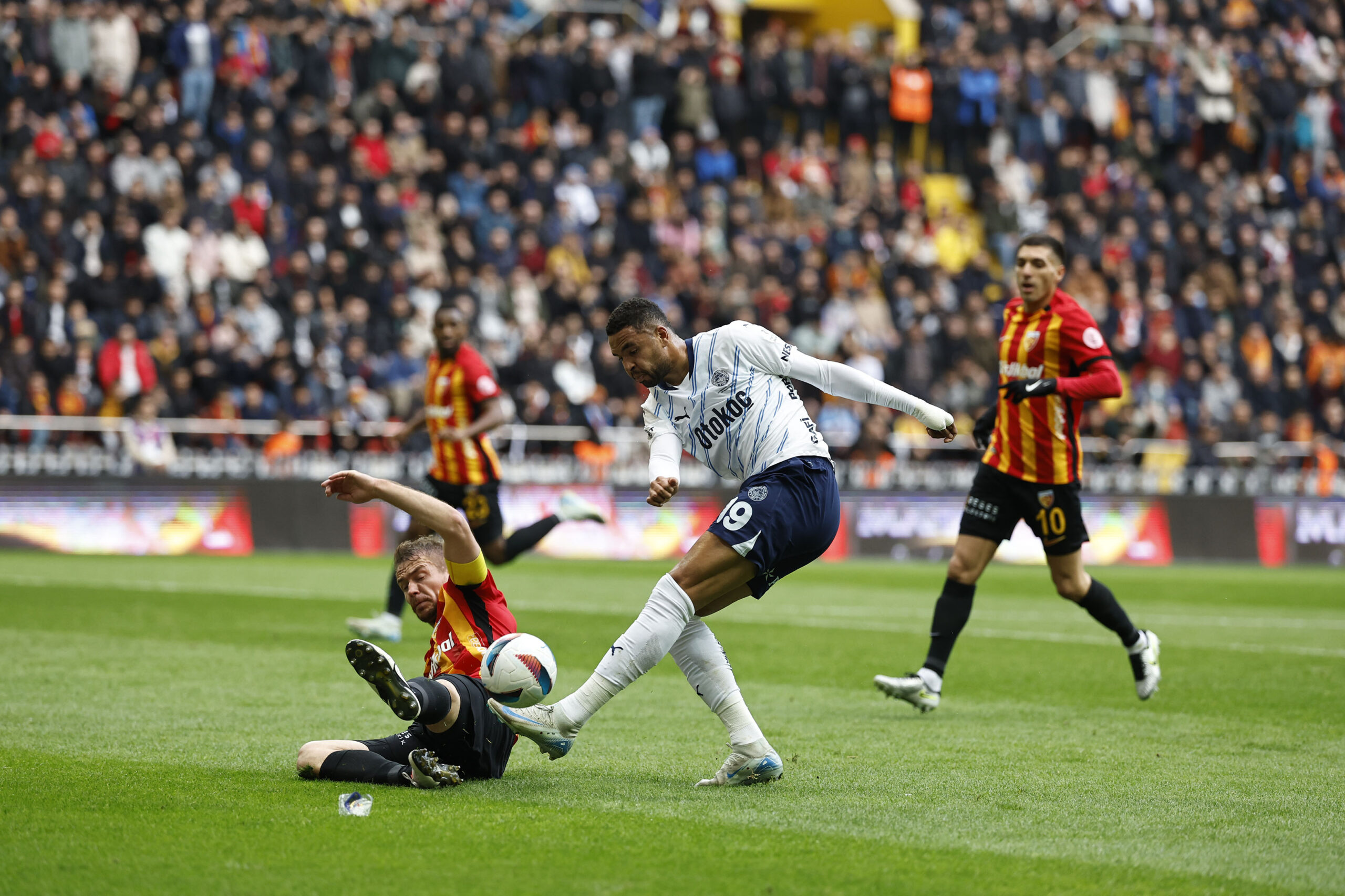 8 gollü maçta kazanan Fenerbahçe!