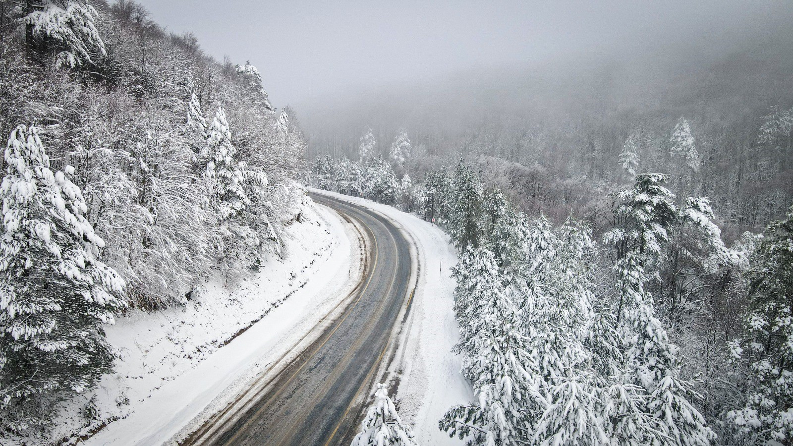 Kütahya-Bursa bağlantı yolunda kar güzelliği