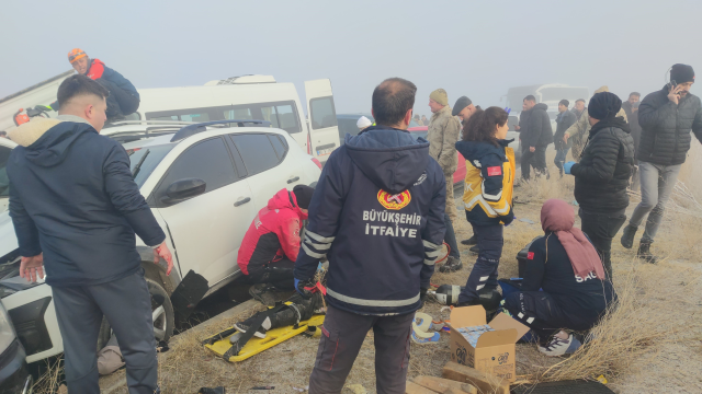 Van'da 30 aracın karıştığı zincirleme trafik kazası: 1 ölü, 51 yaralı