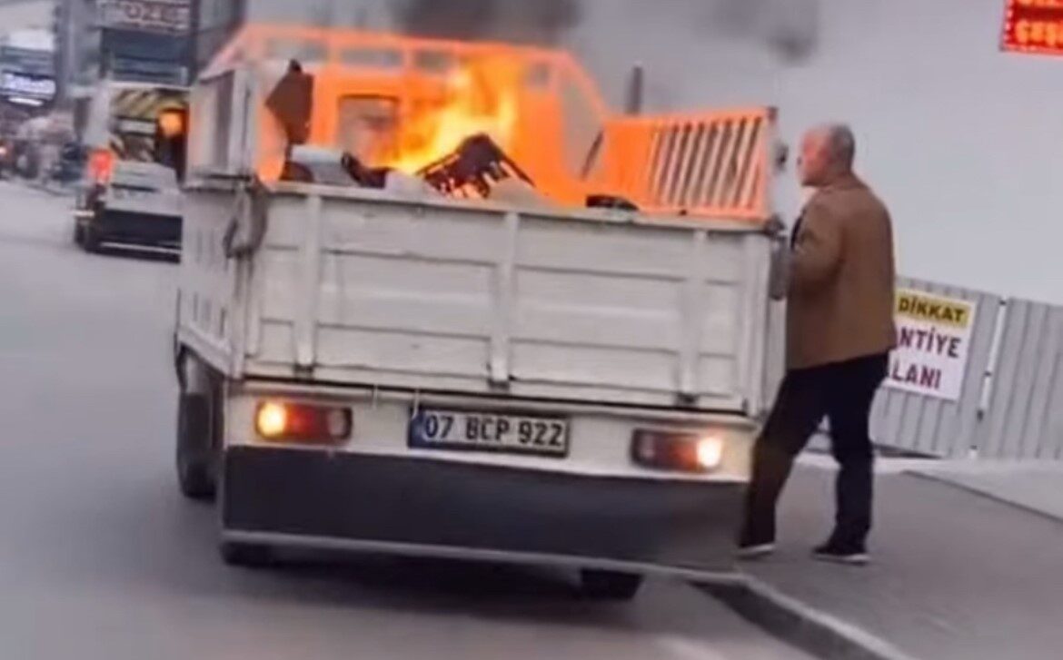 Seyir halindeki kamyonetin taşıdığı malzemeler alev alev yandı