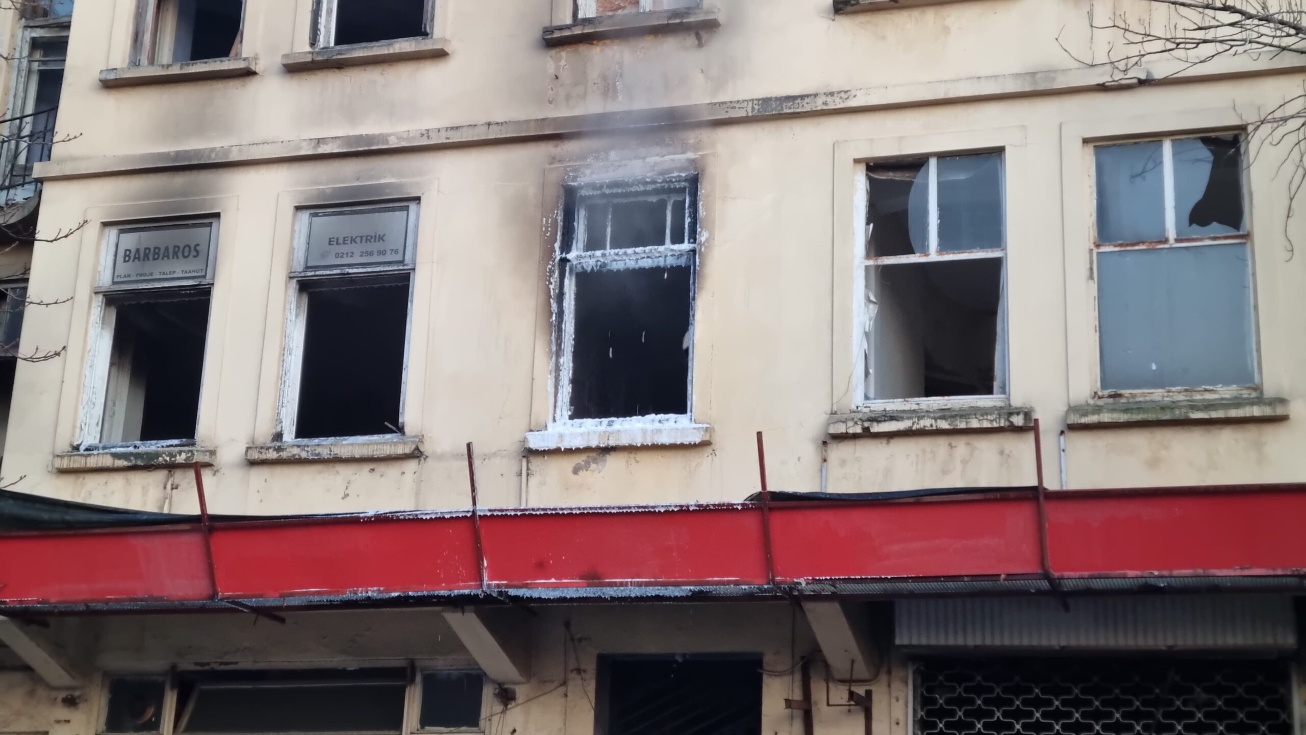 Beyoğlu’nda korkutan yangın kamerada