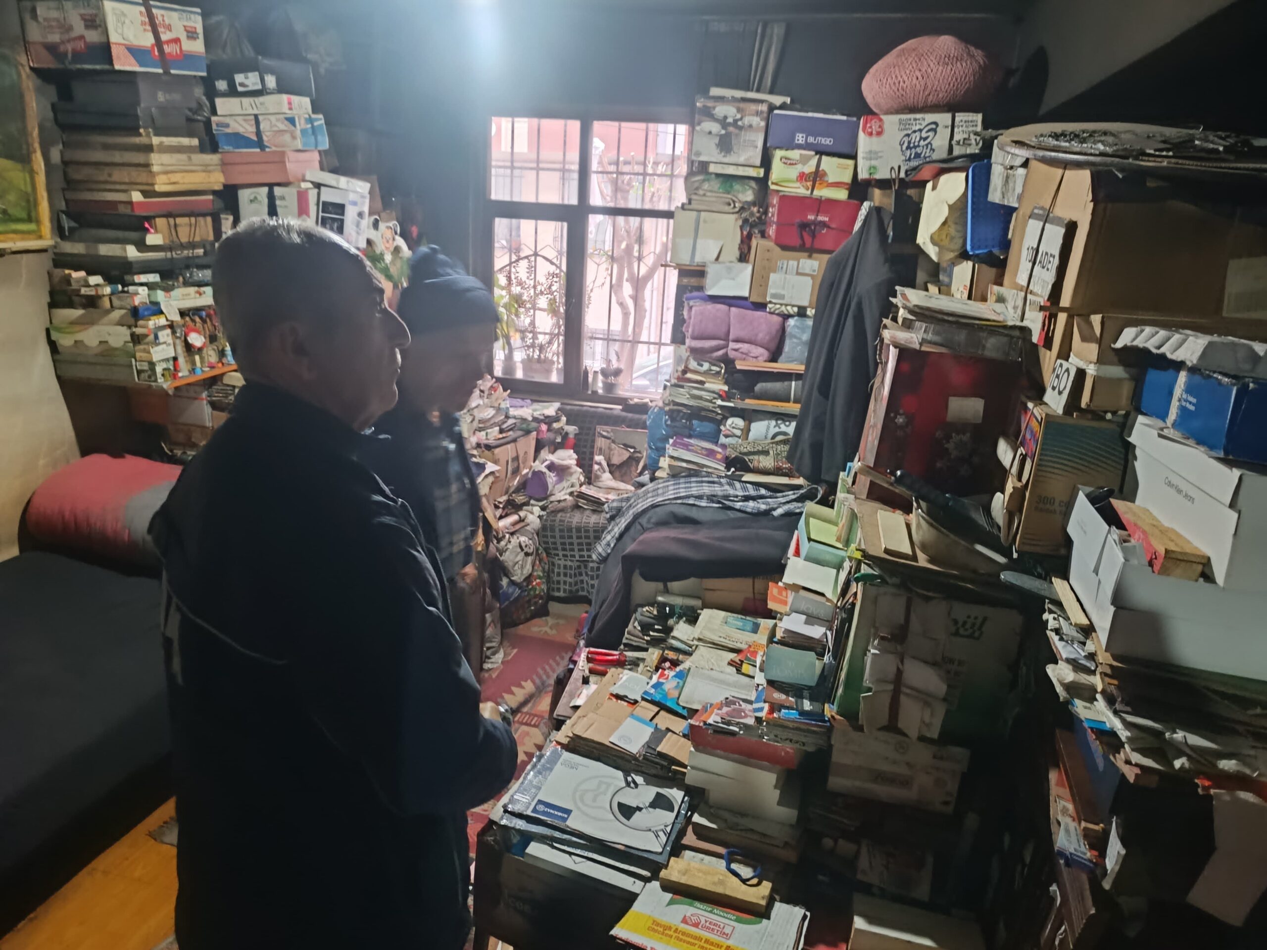 Esenler’de yaşlı adamın evinden 5 ton çöp çıkartıldı