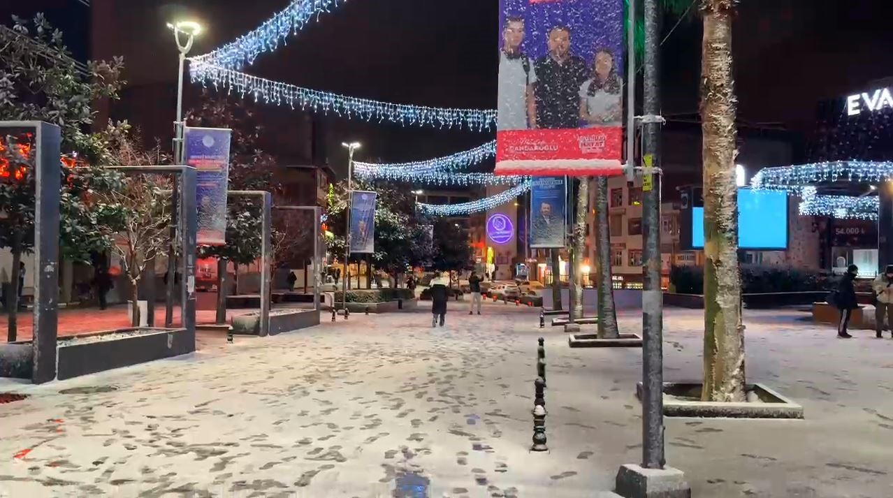 İstanbul’da kar yağışı etkili oldu, araçlar yolda kaldı