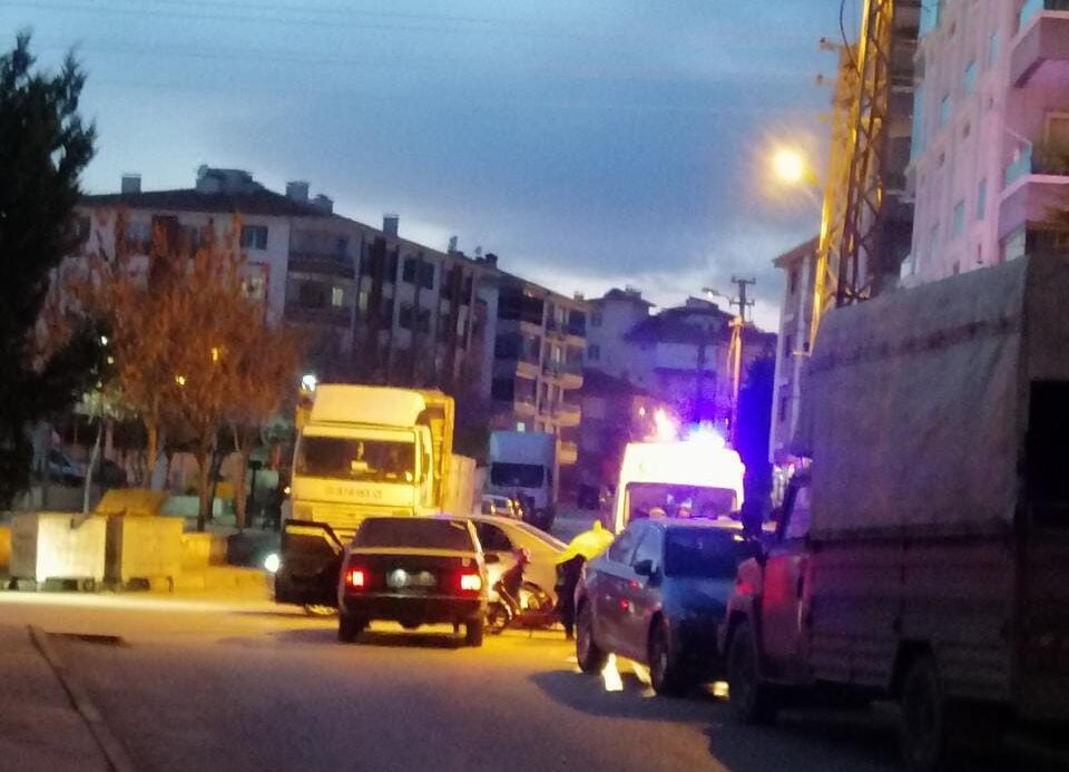 Otomobile çarpan minibüs şoförü kaçtı: 1 yaralı