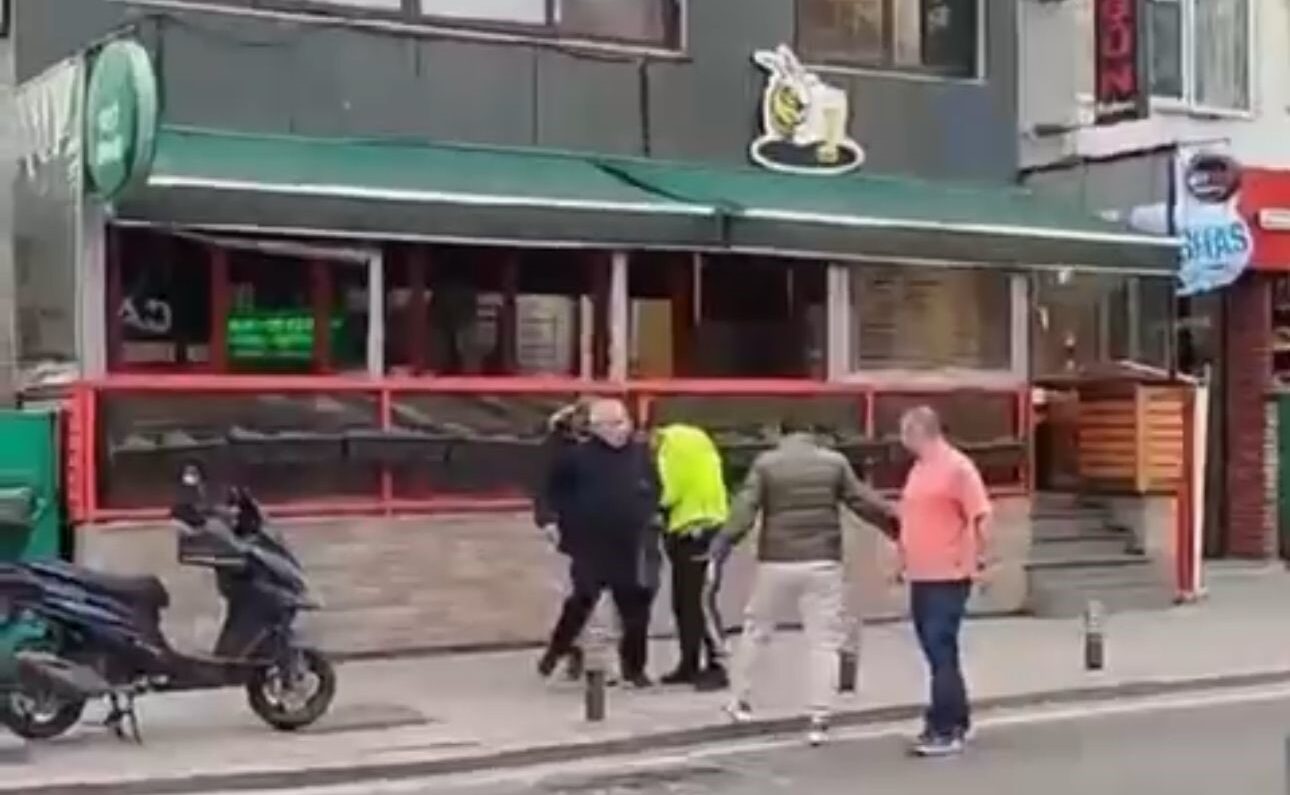 Kadıköy’de elinde silahla bir mekana giren şahsa trafik polisi müdahale etti