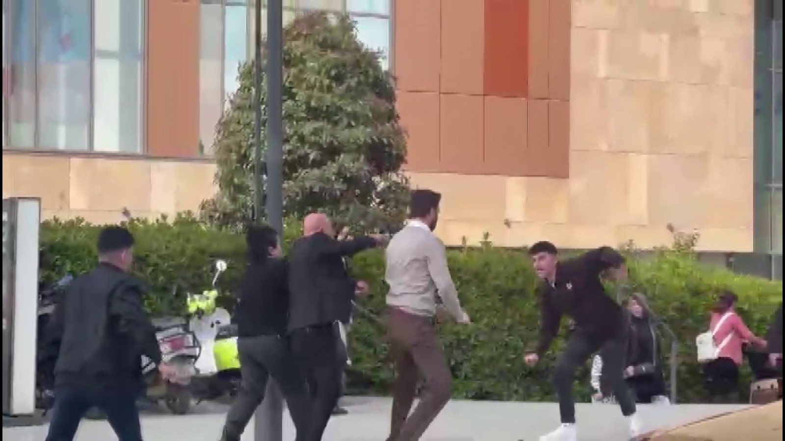 Maltepe’de AVM önünde bıçaklı kavga: 1 yaralı