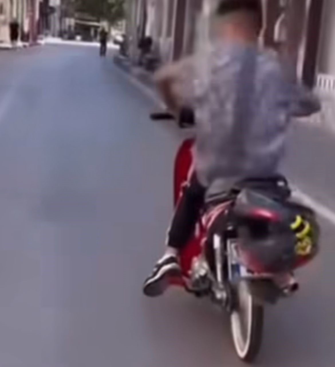 Kaskı kafasına değil plakaya taktı…İlginç anlar kamerada