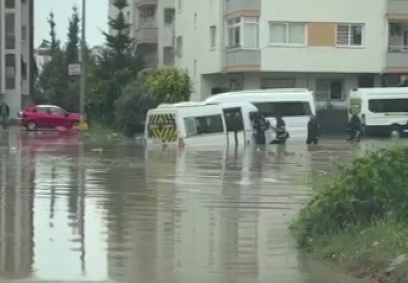 Adana’yı sağanak vurdu, öğrenci servisi su birikintisinde mahsur kaldı