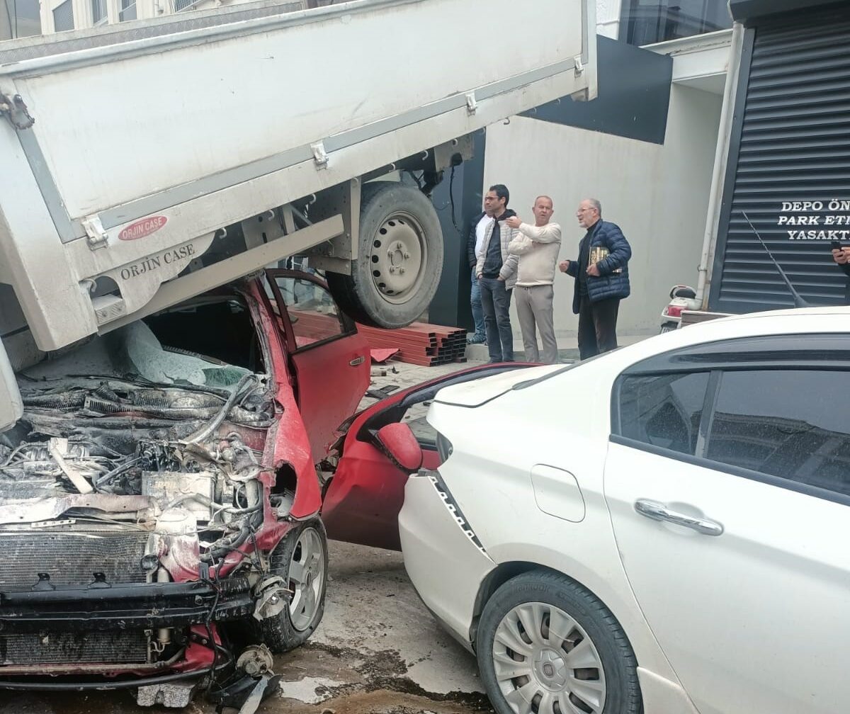 Otomobil park halindeki kamyonetin altına girdi: 3 yaralı
