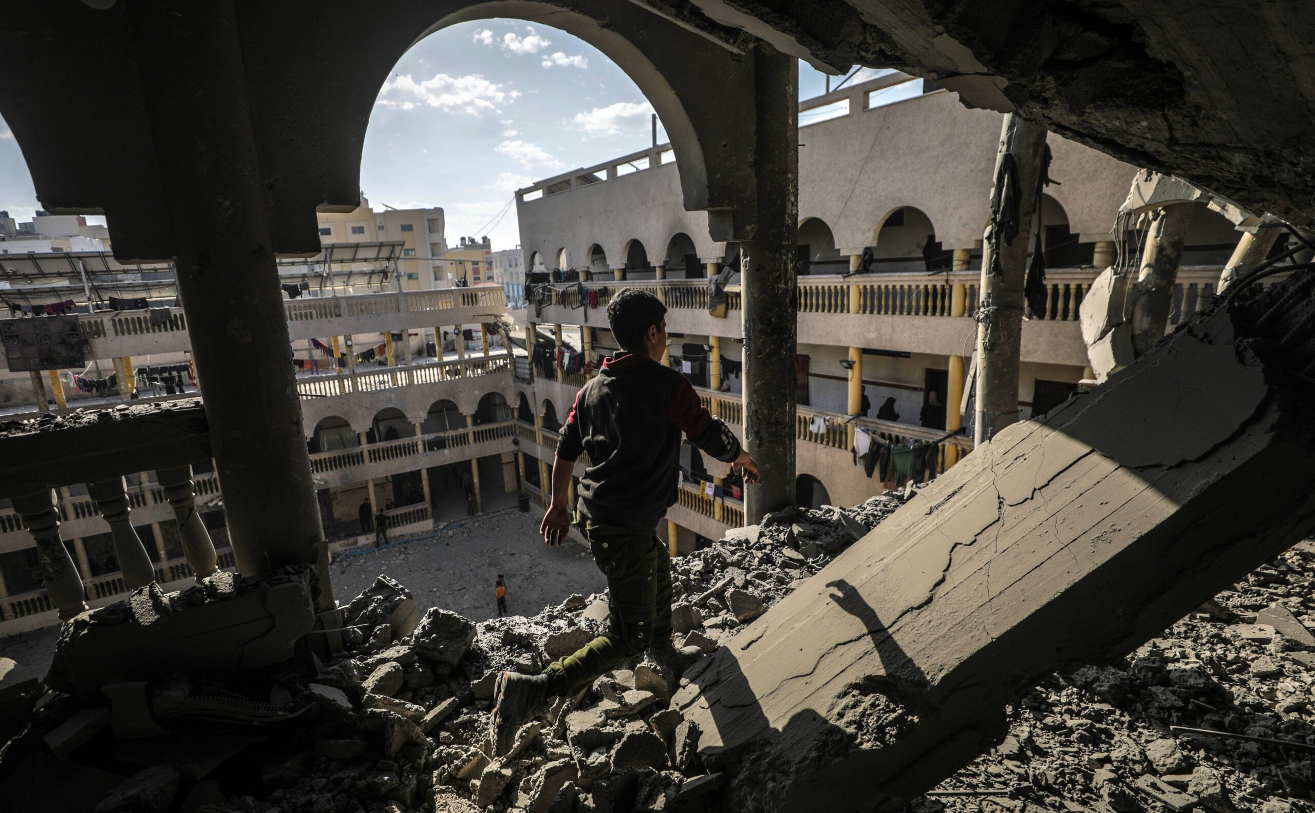 İsrail’in yerinden edilen Filistinlilerin sığındığı okula düzenlediği saldırıda 30 kişi öldü