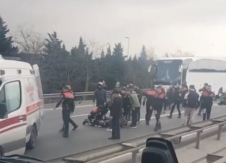 TEM Otoyolunda zincirleme kazada 4 polis memuru yaralandı