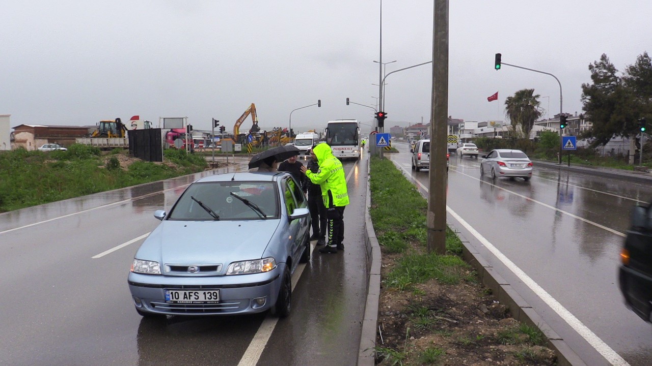 Bandırma’da yağışlı hava kazayı beraberinde getirdi, otobüs taksiye çarptı, 2 yaralı