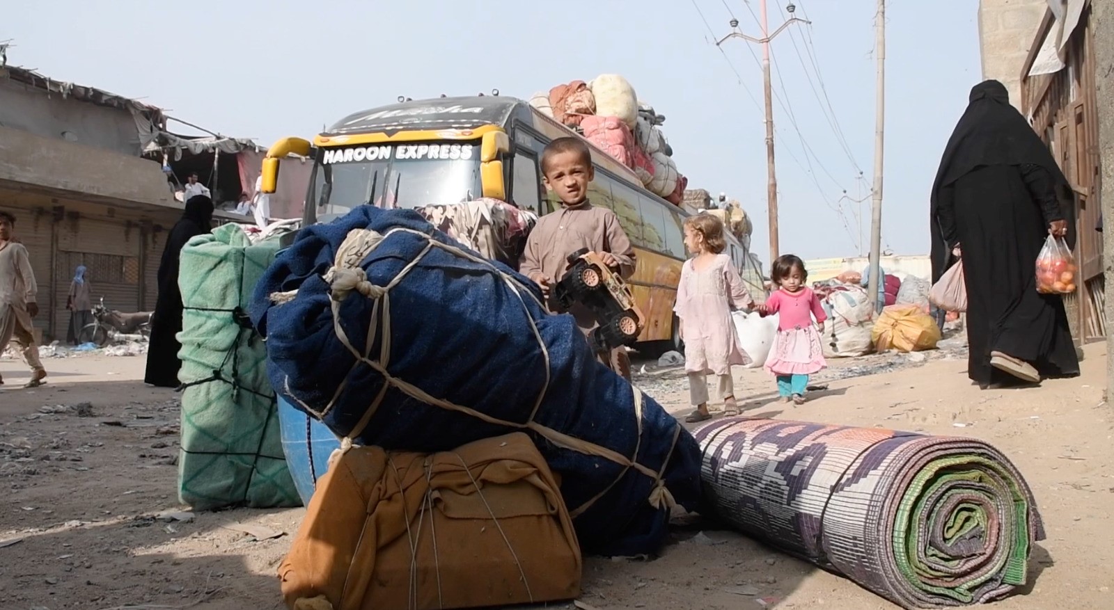 Pakistan’da 13 bin 500’den fazla Afgan ülkesine geri döndü