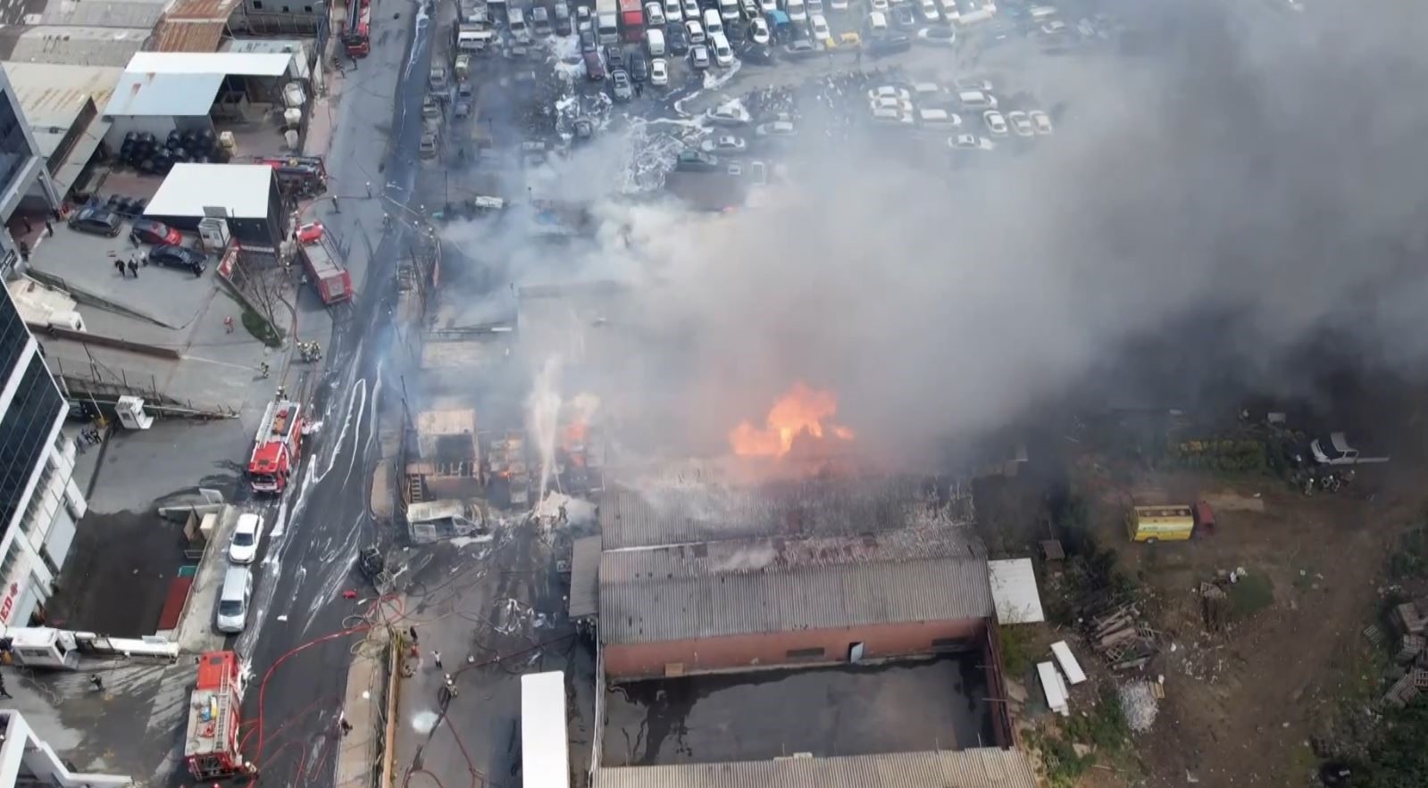 Başakşehir’de kimya deposu adeta alev topuna döndü