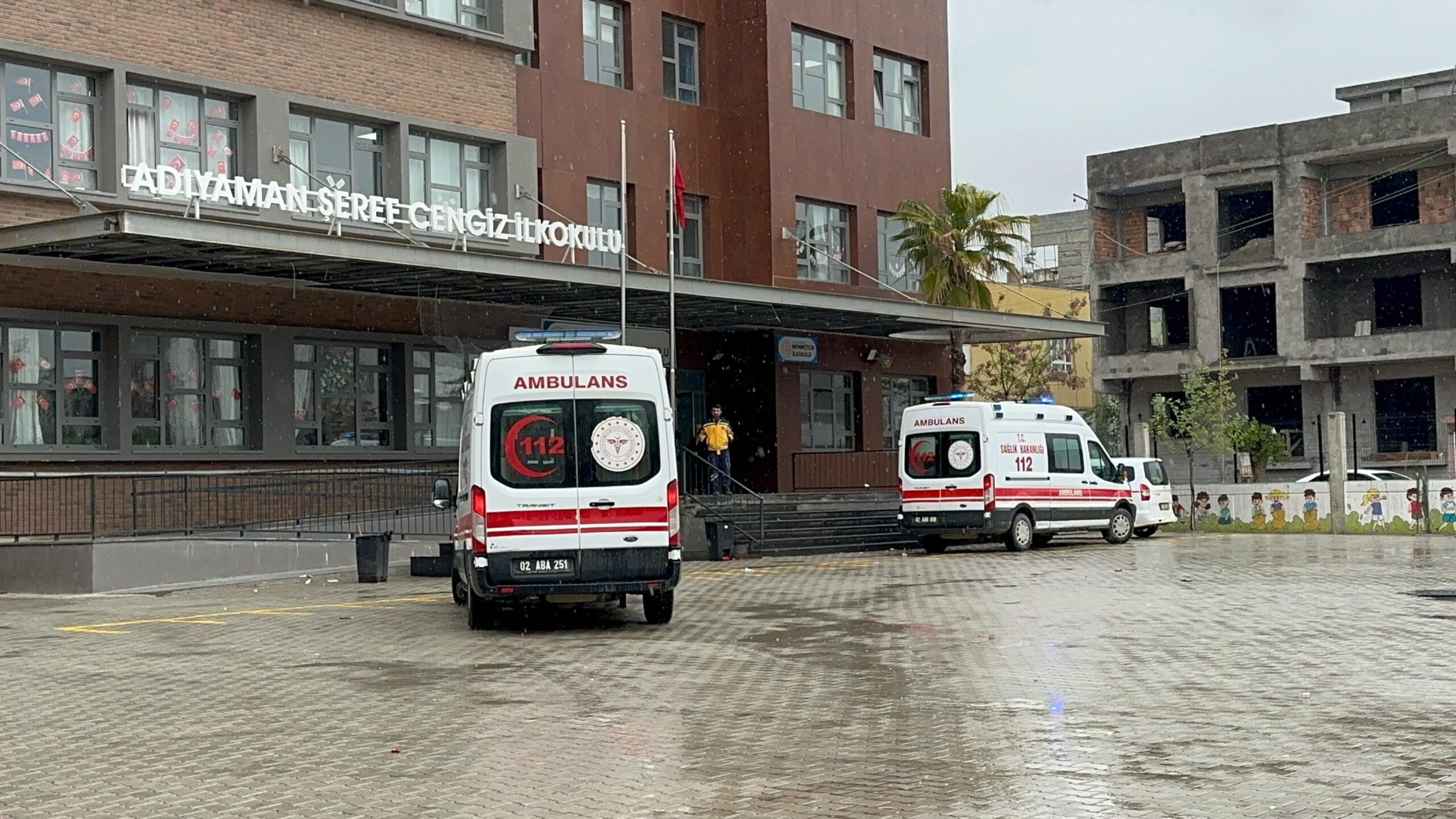 Yedikleri şekerden zehirlenen 15 öğrenci hastaneye kaldırıldı