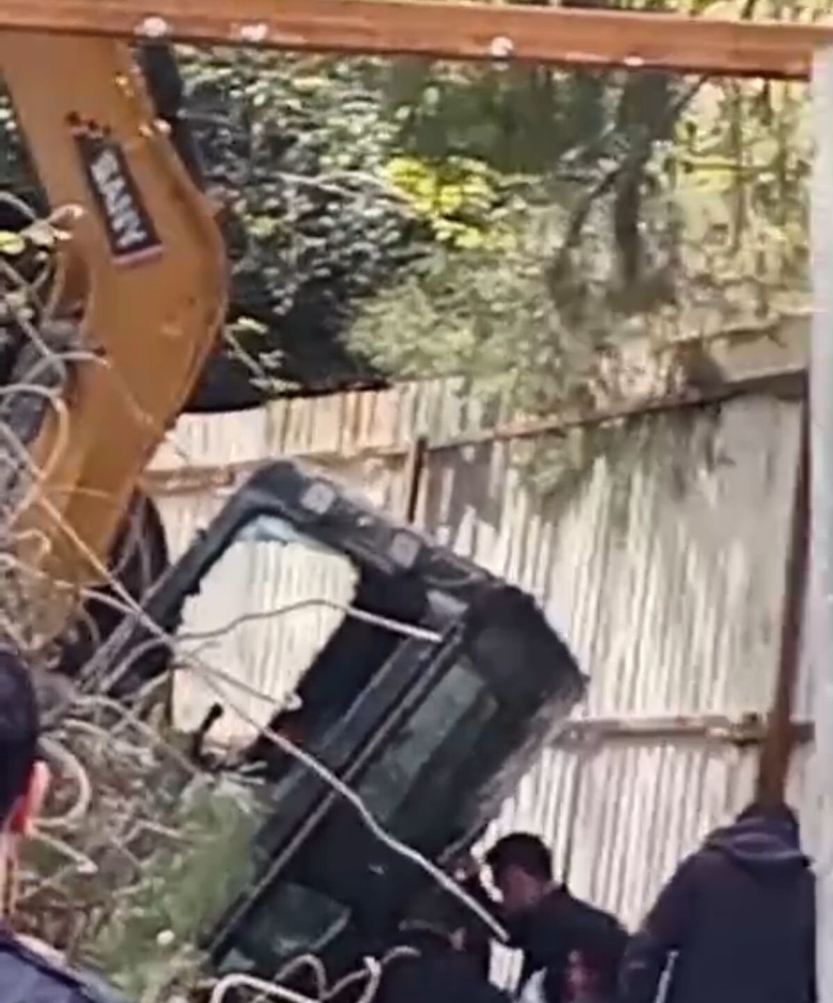 Kadıköy’de korkutan kaza: Kepçe operatörü binanın 5’inci katından düştü