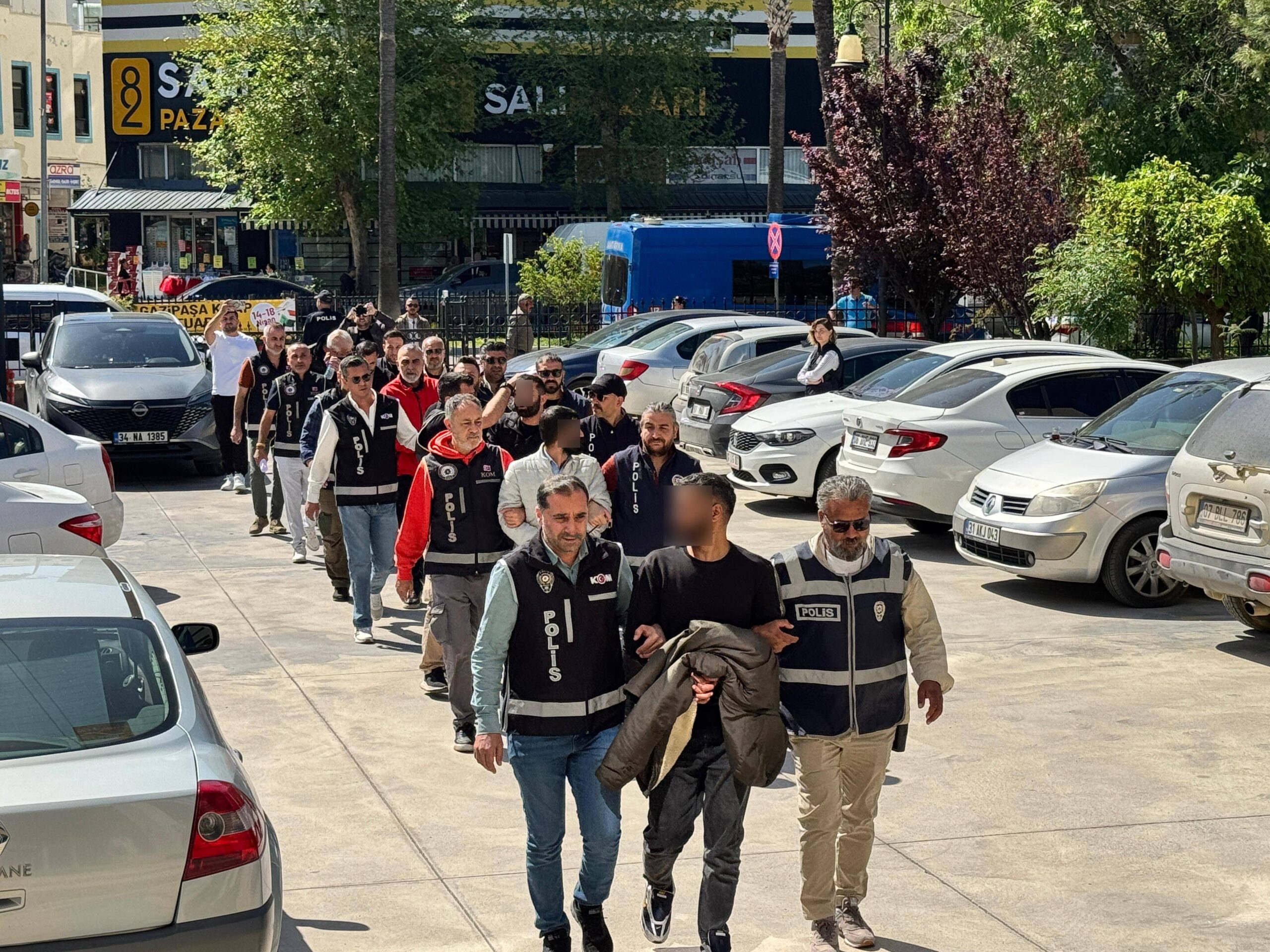 Birçok suçtan adliyeye sevk edilen şüpheliler: “Düğün alayı mı var?”