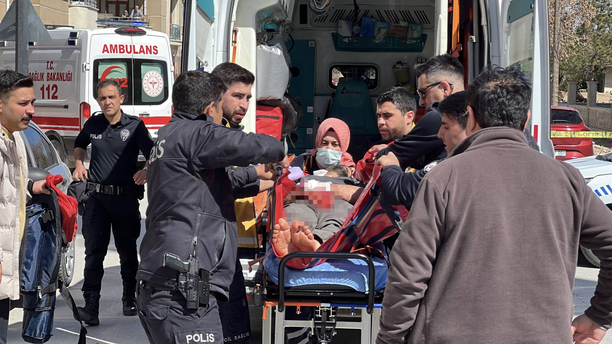 Karısını bıçakla ağır yaralayıp kendini bıçakladı