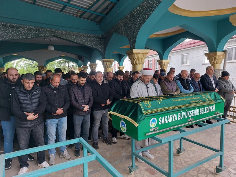 Silahla yaraladığı damadının 15 bıçak darbesiyle öldürdüğü şahıs son yolculuğuna uğurlandı