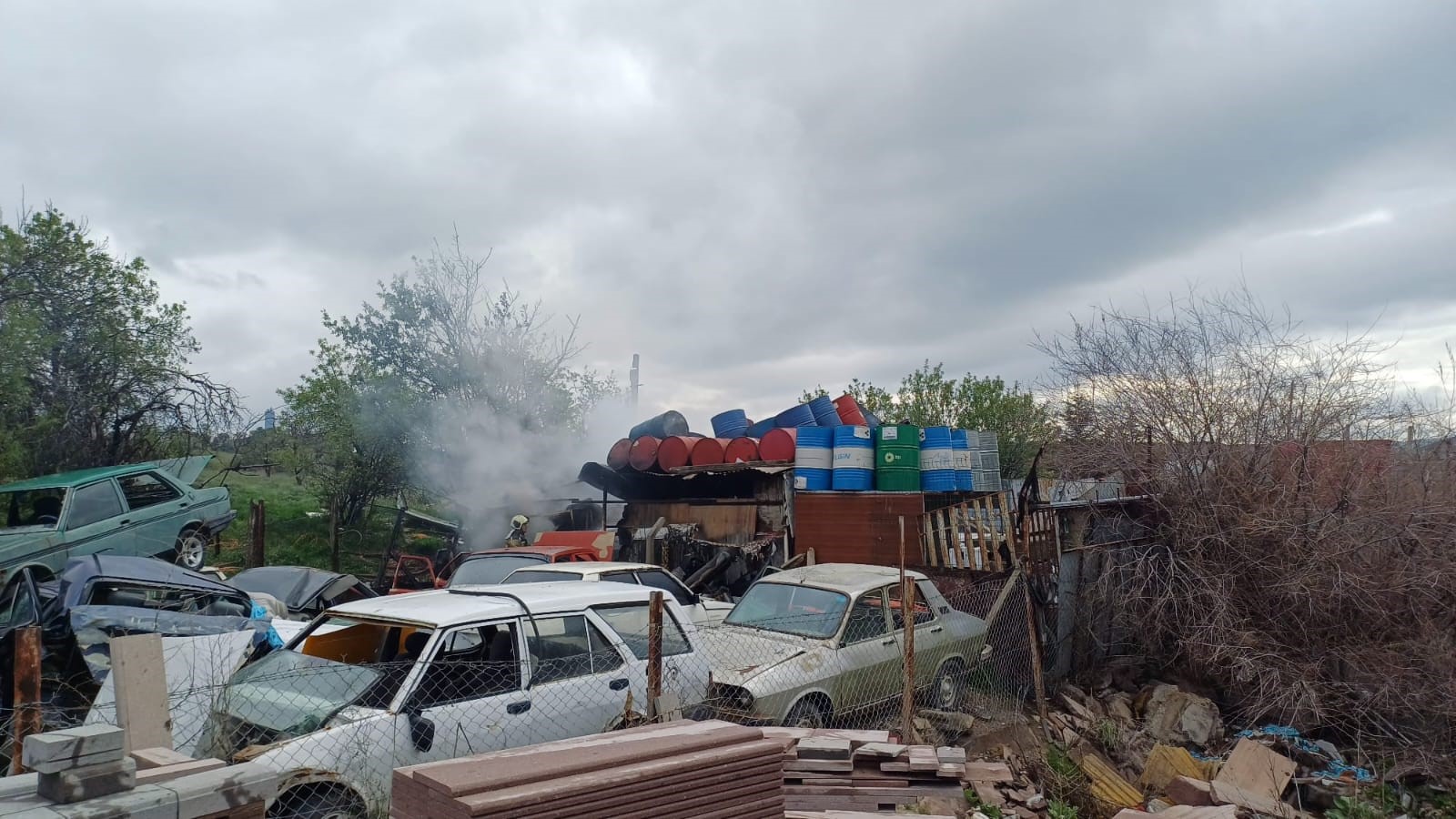 Başkent’te yangın: Varil patlaması korkuttu