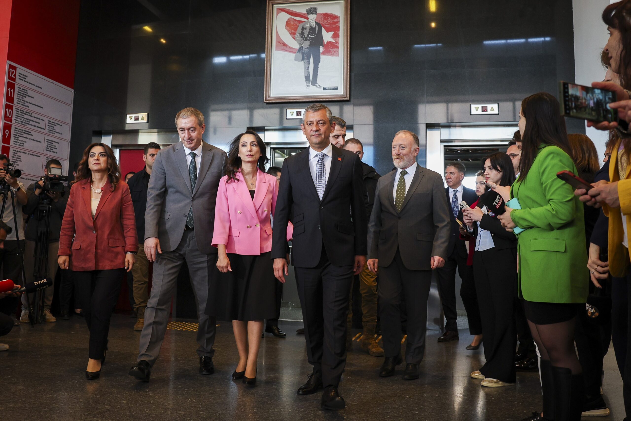 CHP lideri Özgür Özel, DEM Parti heyetini kabul etti