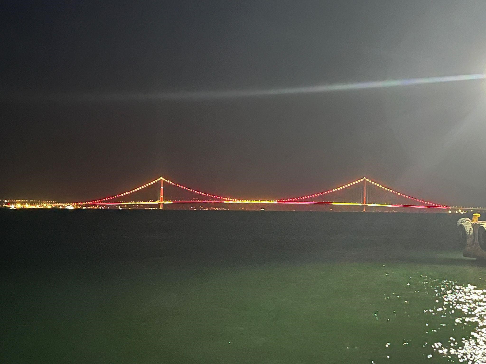 Çanakkale Köprüsü sarı kırmızılı renklerle aydınlatıldı