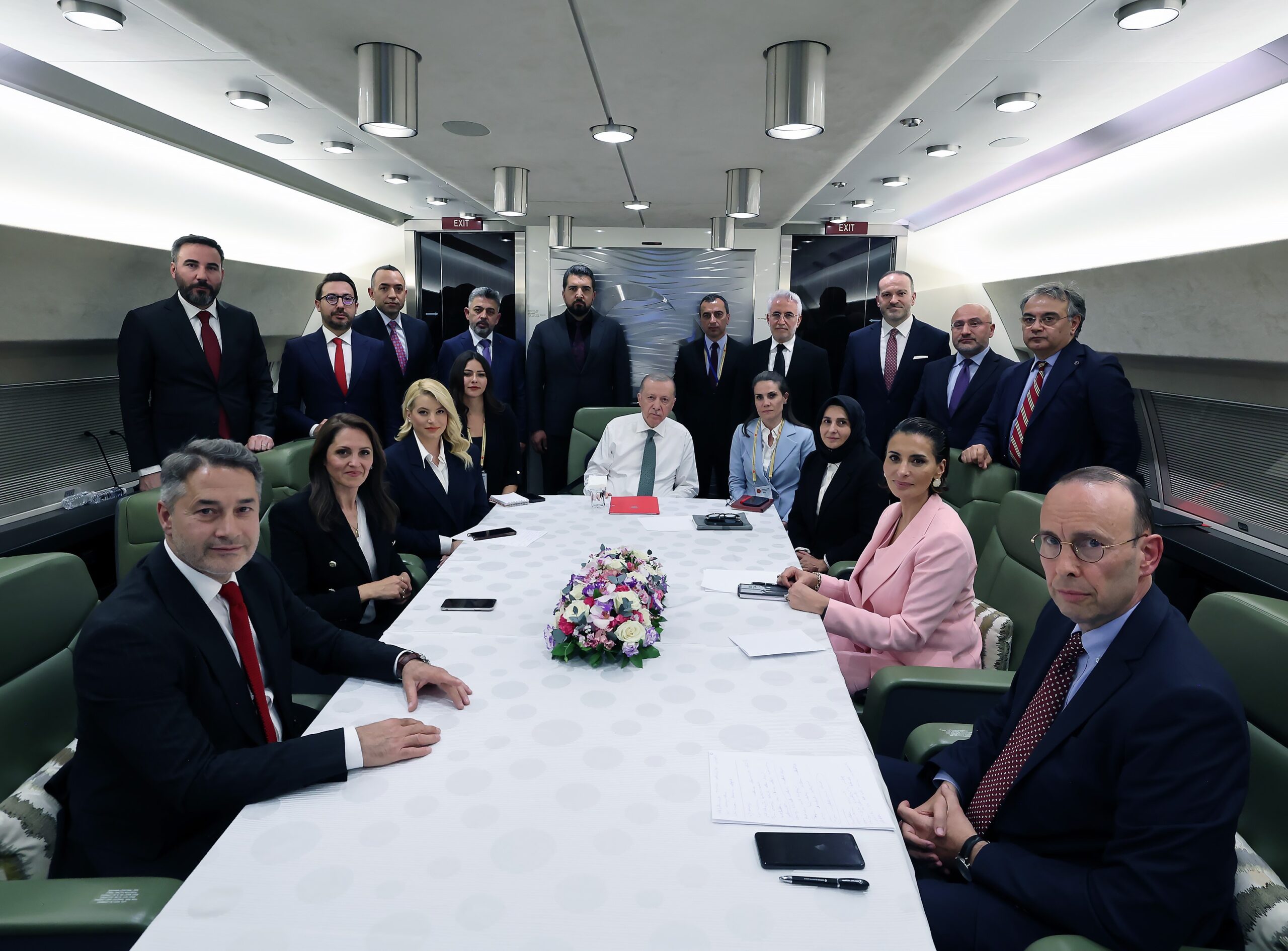 Cumhurbaşkanı Recep Tayyip Erdoğan: – “Bizim derdimiz makam odaları, koltuklar, unvanlar hiç olmadı. Bizim bir tek amacımız var o da aziz milletimize hak ettiği hizmeti vermek, büyük ve güçlü Türkiye’yi inşa etmek. Girdiğimiz her yarışa sadece milletimize güvenerek girdik. Bugün de yarın da yine milletimize kulak vereceğiz. İstikametimizi onların çizdiği rota üzerinde şekillendireceğiz”