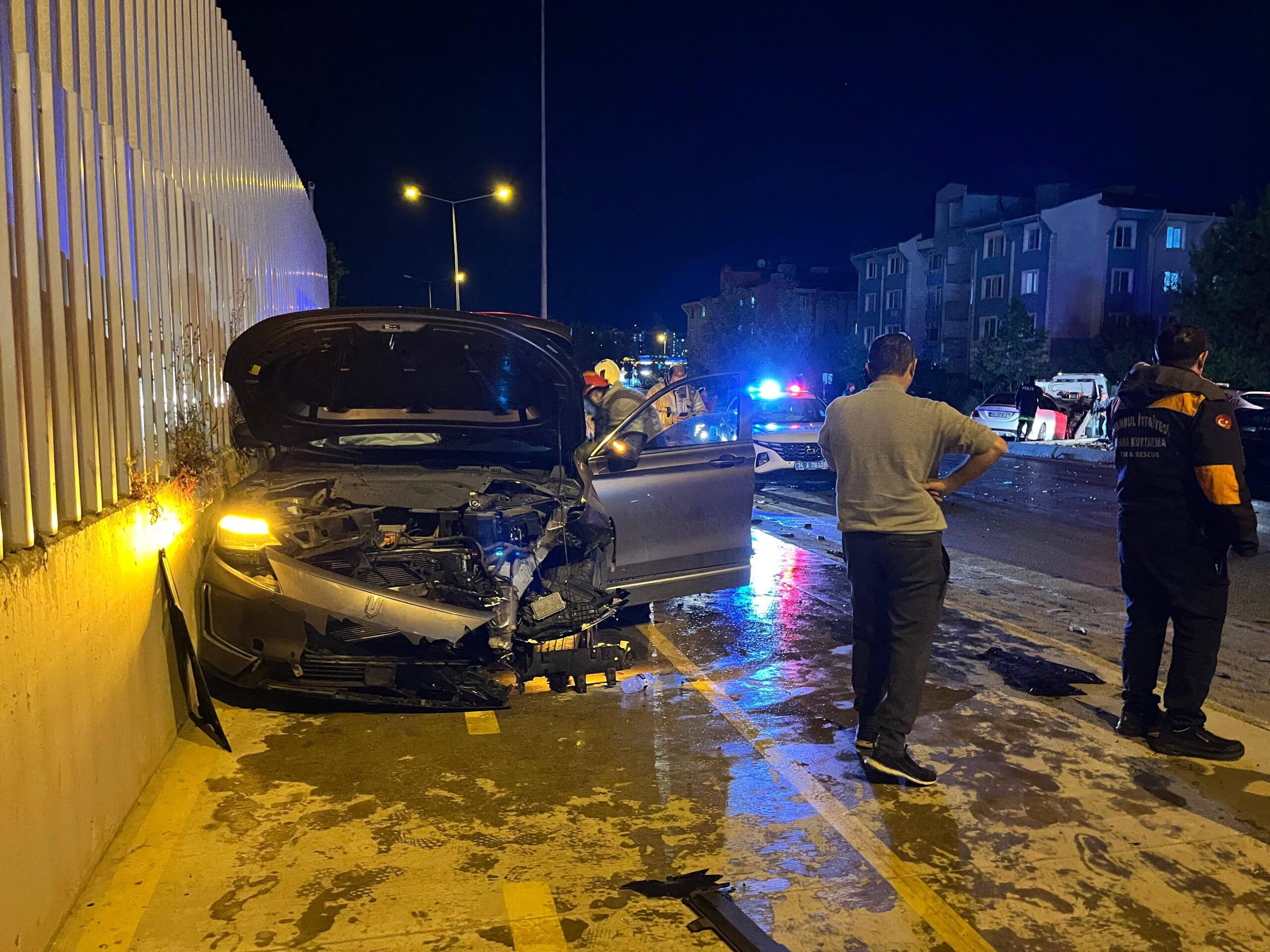 Başakşehir’de iki araç kafa kafaya çarpıştı: 5 yaralı