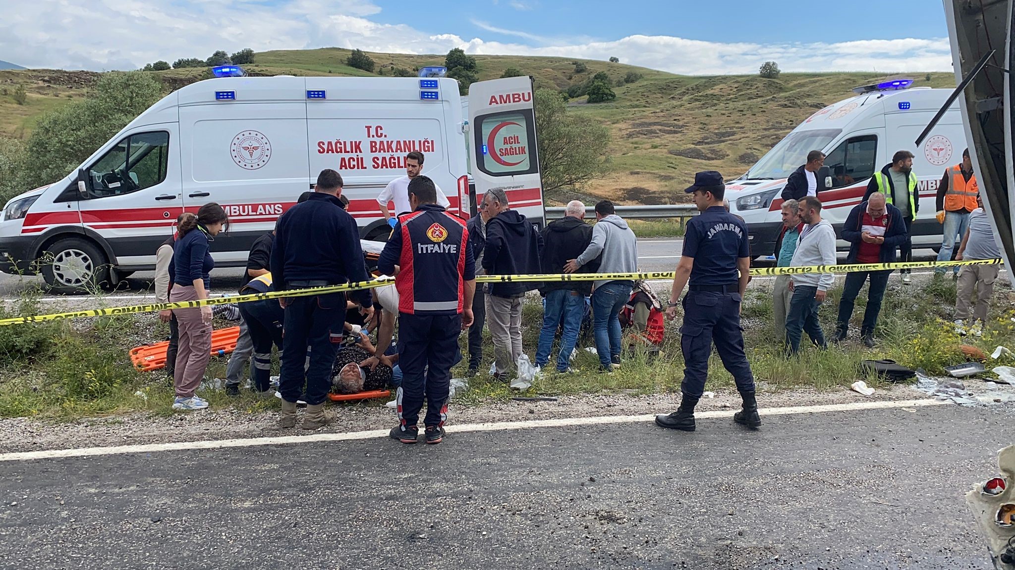 Midibüs şarampole devrildi, 2 kişi öldü 15 kişi yaralandı