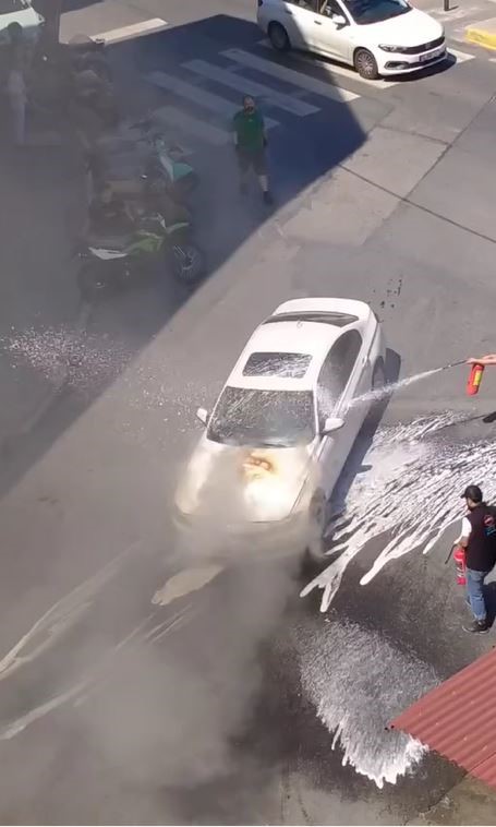 Küçükçekmece’de seyir halindeki araç aniden yanmaya başladı