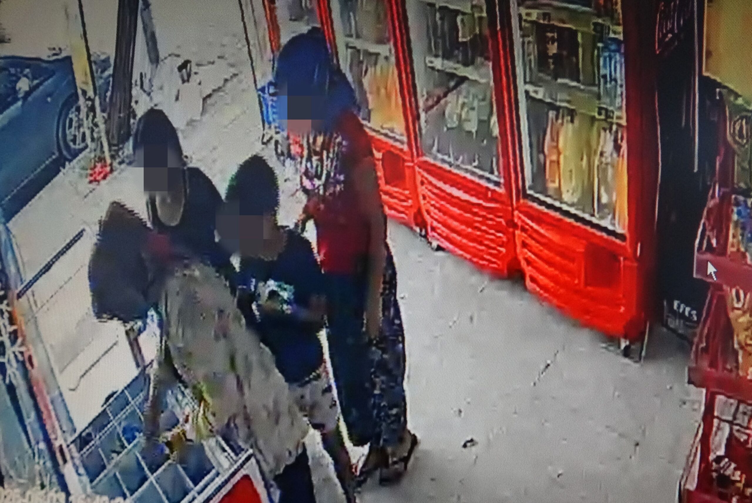 Marketten dondurma ve içecekleri alıp kıyafetlerine gizleyen kadınlar, ticari takside yakalandı