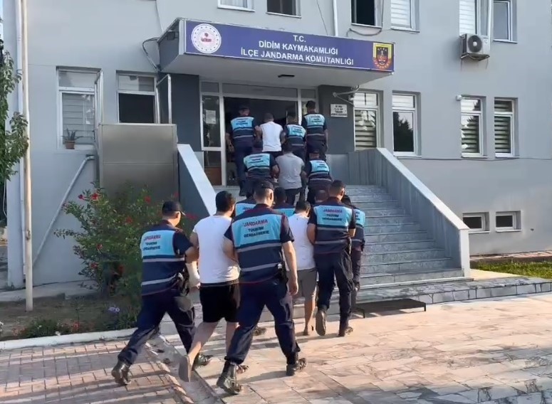 Didim’de tur otobüsüne saldıran 5 şüpheli adliyeye sevk edildi