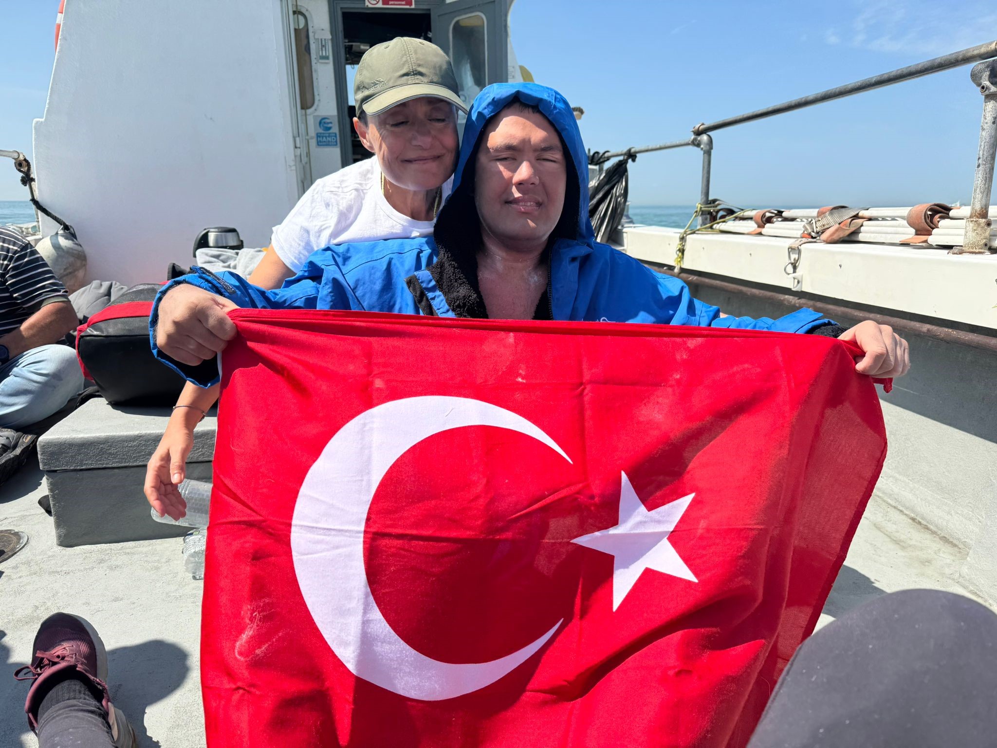 Tuna Tunca, Manş Denizi’ni yüzerek geçen otizmli ilk Türk sporcu oldu