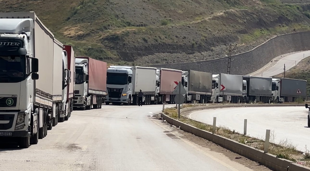 İran-İsrail gerginliği: Yüksekova Esendere Gümrük Kapısı’nda 2 kilometre tır kuyruğu oluştu