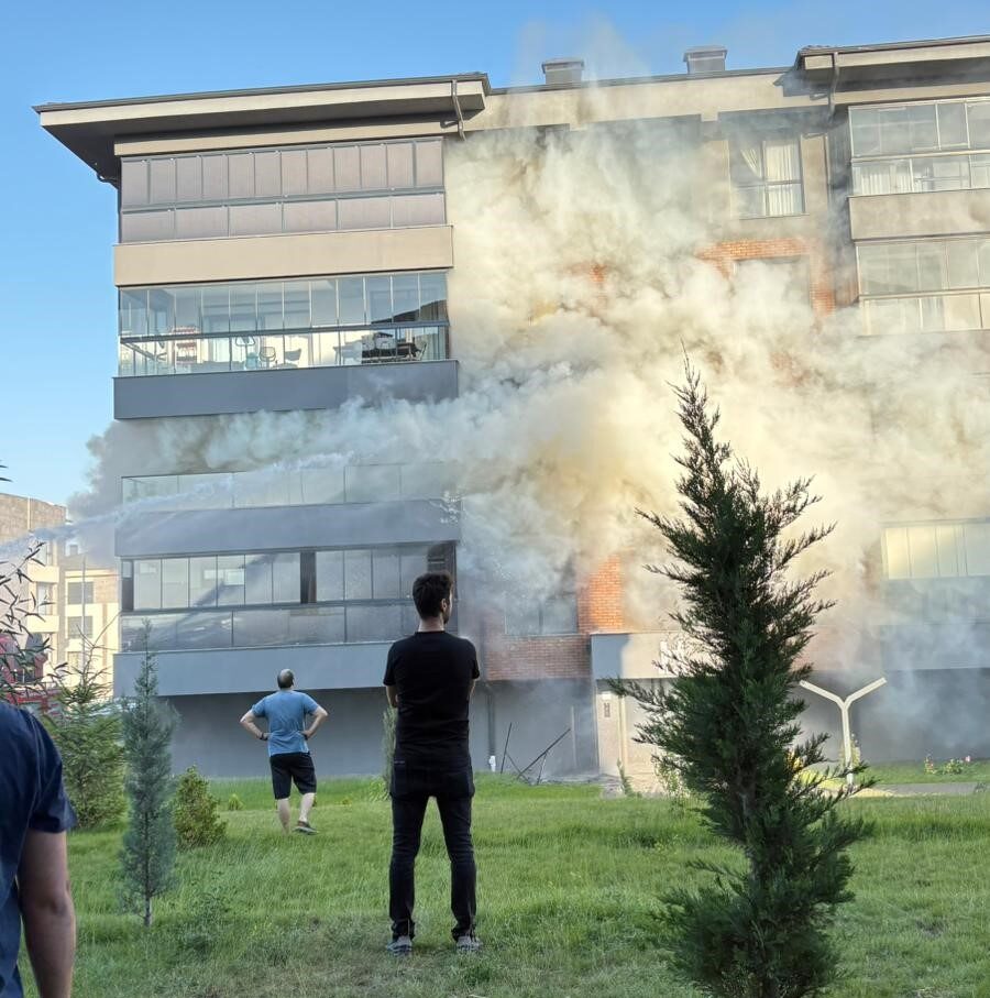 Buzdolabından çıkan yangında evde büyük çapta maddi hasar meydana geldi