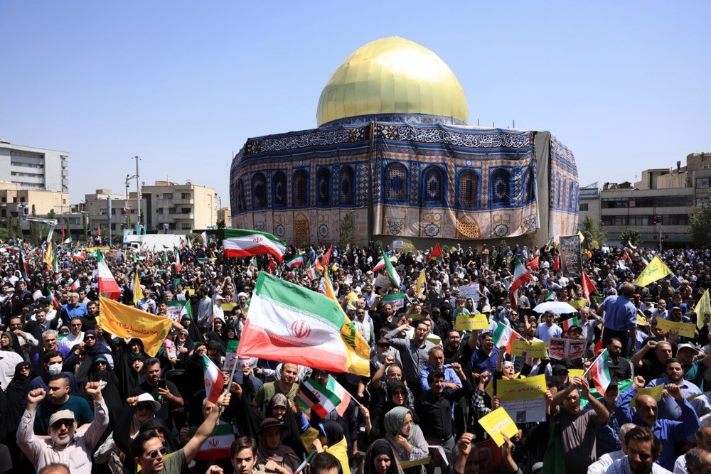 İran’da yüzbinler sokaklara döküldü