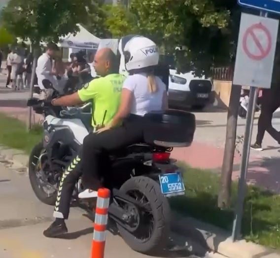 Denizli’de YKS’ye geç kalan ve kimliklerini evde unutan öğrencilerin imdadına polisler yetişti