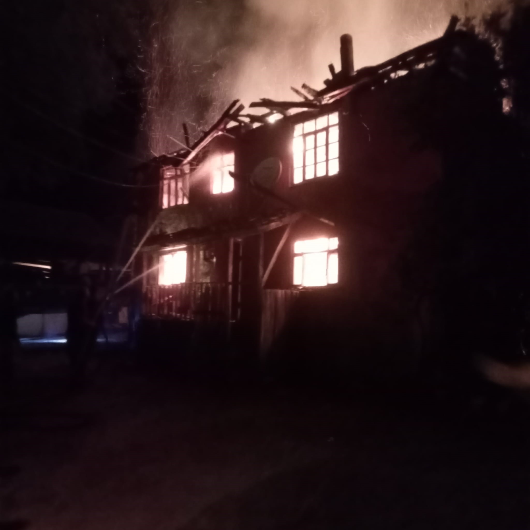 Kastamonu’da iki katlı ahşap ev, çıkan yangında küle döndü