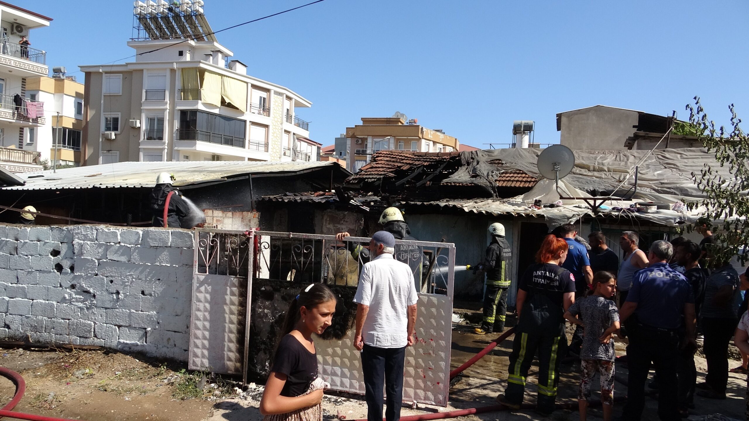 Hurda malzemelerden çıkan yangın 2 gecekonduyu küle döndürdü