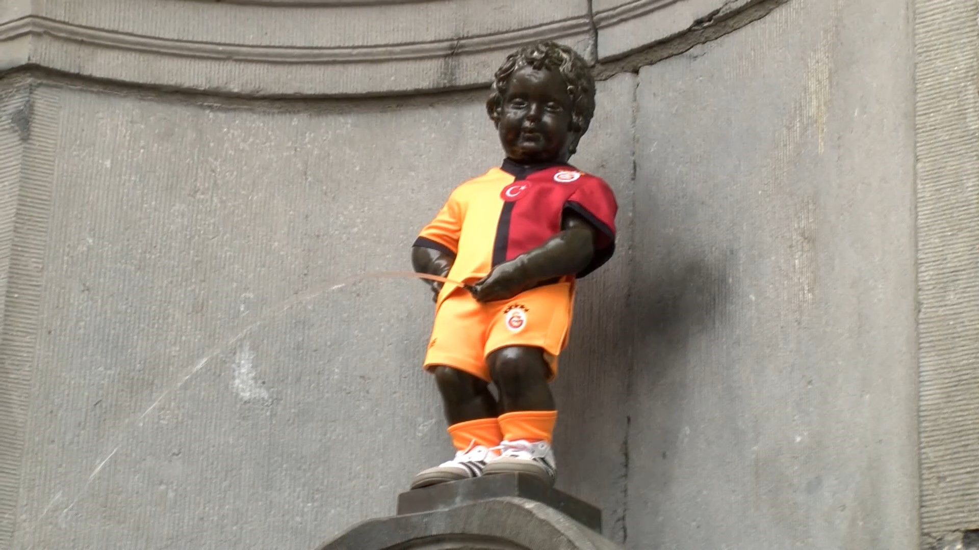 Galatasaray’ın 5 yıldızlı forması 406 yıllık Manneken Pis heykeline giydirildi