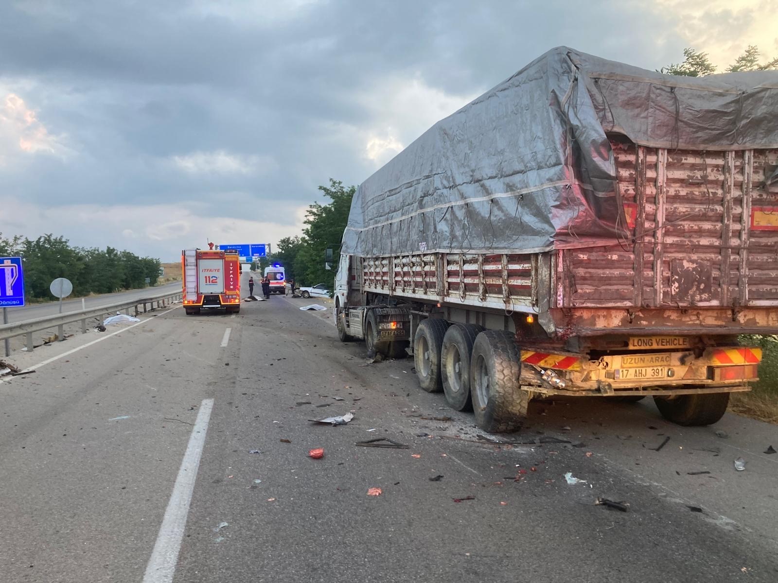 Balıkesir’de feci kaza: 3 ölü, 1 yaralı