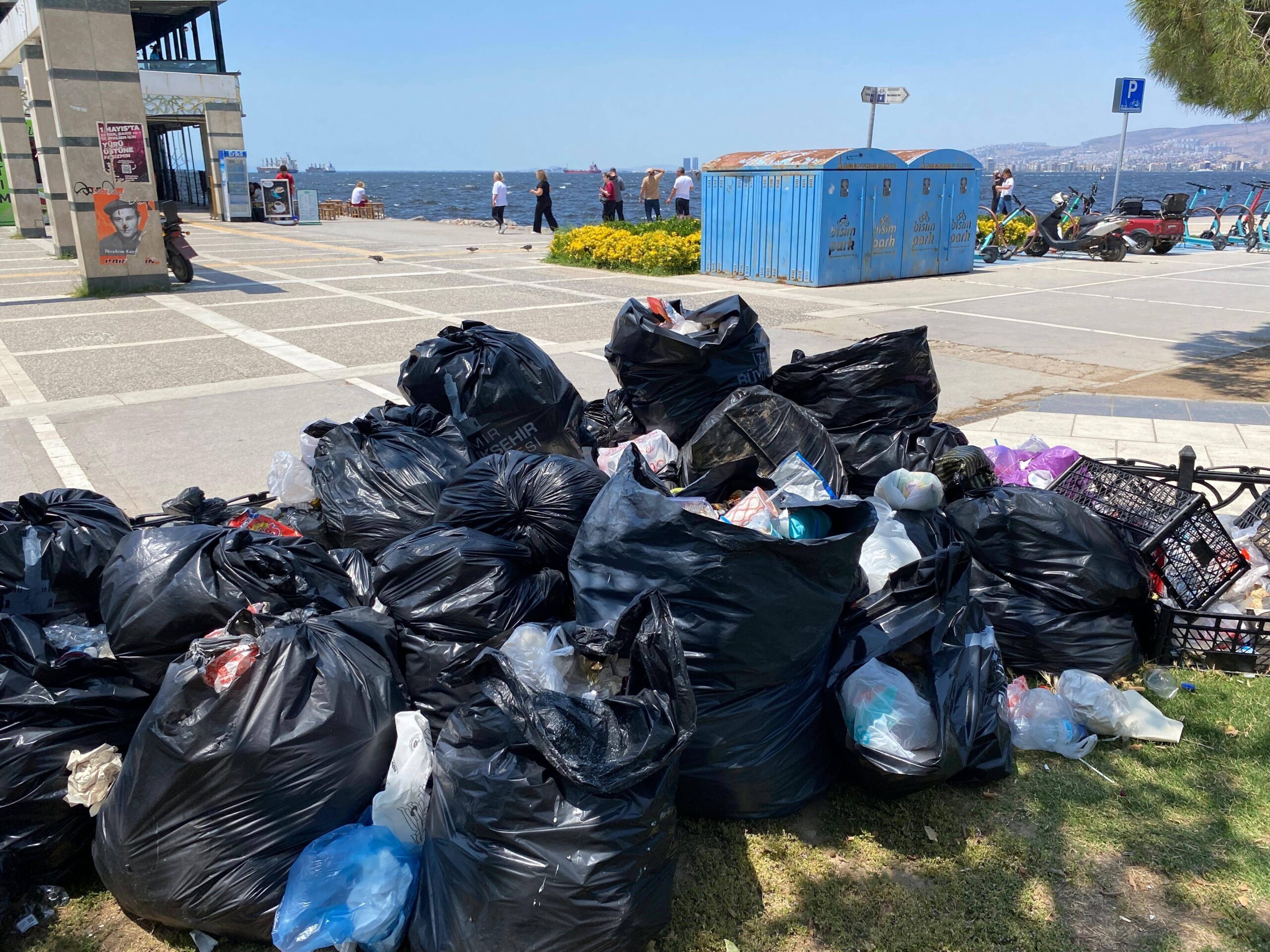 İşçilerin grevi, İzmir’in çöp çilesi devam ediyor