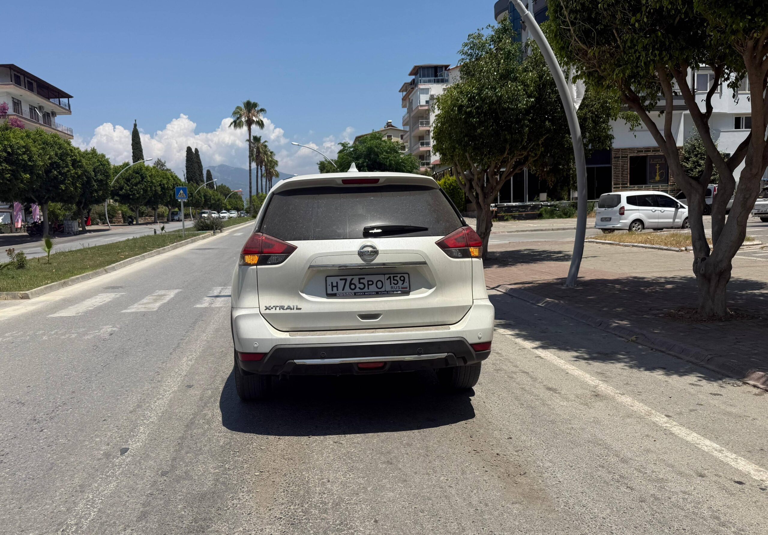 Yayaya yol veren araca çarpmamak için kaza yaptı